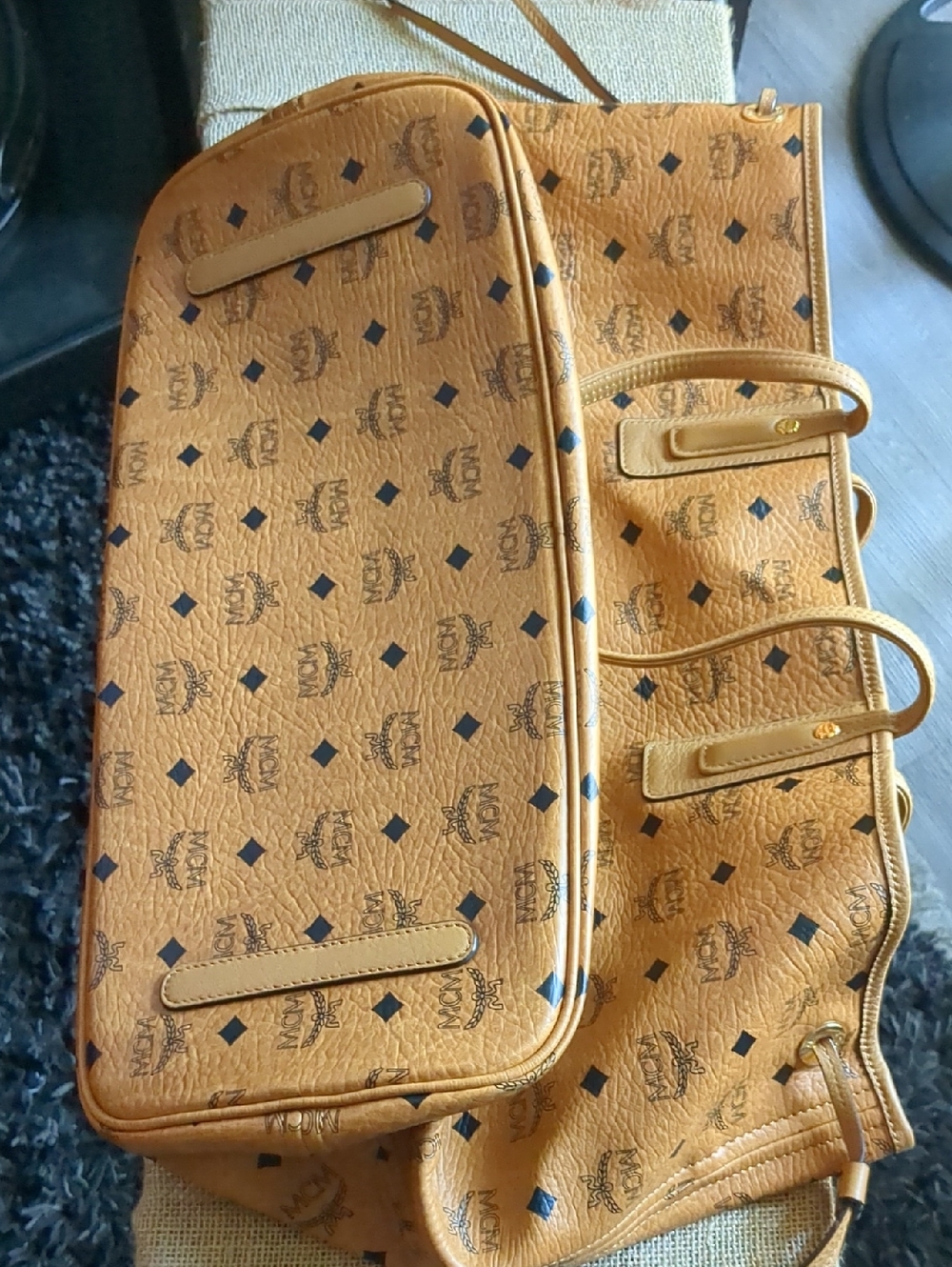 🧡MCM Cognac Monogram Tote with Gold Hardware. AUTHENTIC 🧡🧡 - Picture 4 of 16